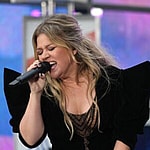 kelly-clarkson-singing