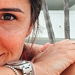 Alexandra Ianculescu snaps a selfie.