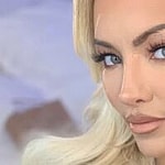 Lindsey Pelas close up