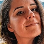 Alexandra Ianculescu snaps a selfie.