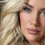 Paige Spiranac snaps a selfie.