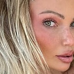 Abby Dowse snaps a selfie.