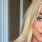 Elle Brooke snaps a selfie.