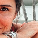 Alexandra Ianculescu snaps a selfie.