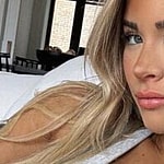 Emily Elizabeth snaps a selfie.