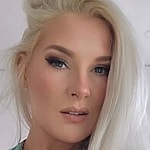 Lacey Evans takes a selfie