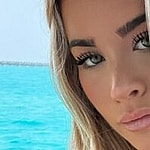 Emily Elizabeth snaps a selfie.