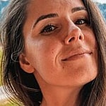 Alexandra Ianculescu snaps a selfie.