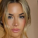 Emily Elizabeth snaps a selfie.