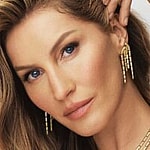 Gisele Bundchen rocks edgy skintight legging-boots to showcase new Vivara jewelry collection.