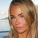 Emily Elizabeth snaps a selfie.