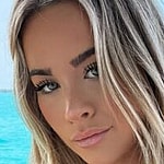 Emily Elizabeth snaps a selfie.