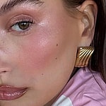 Hailey Bieber selfie