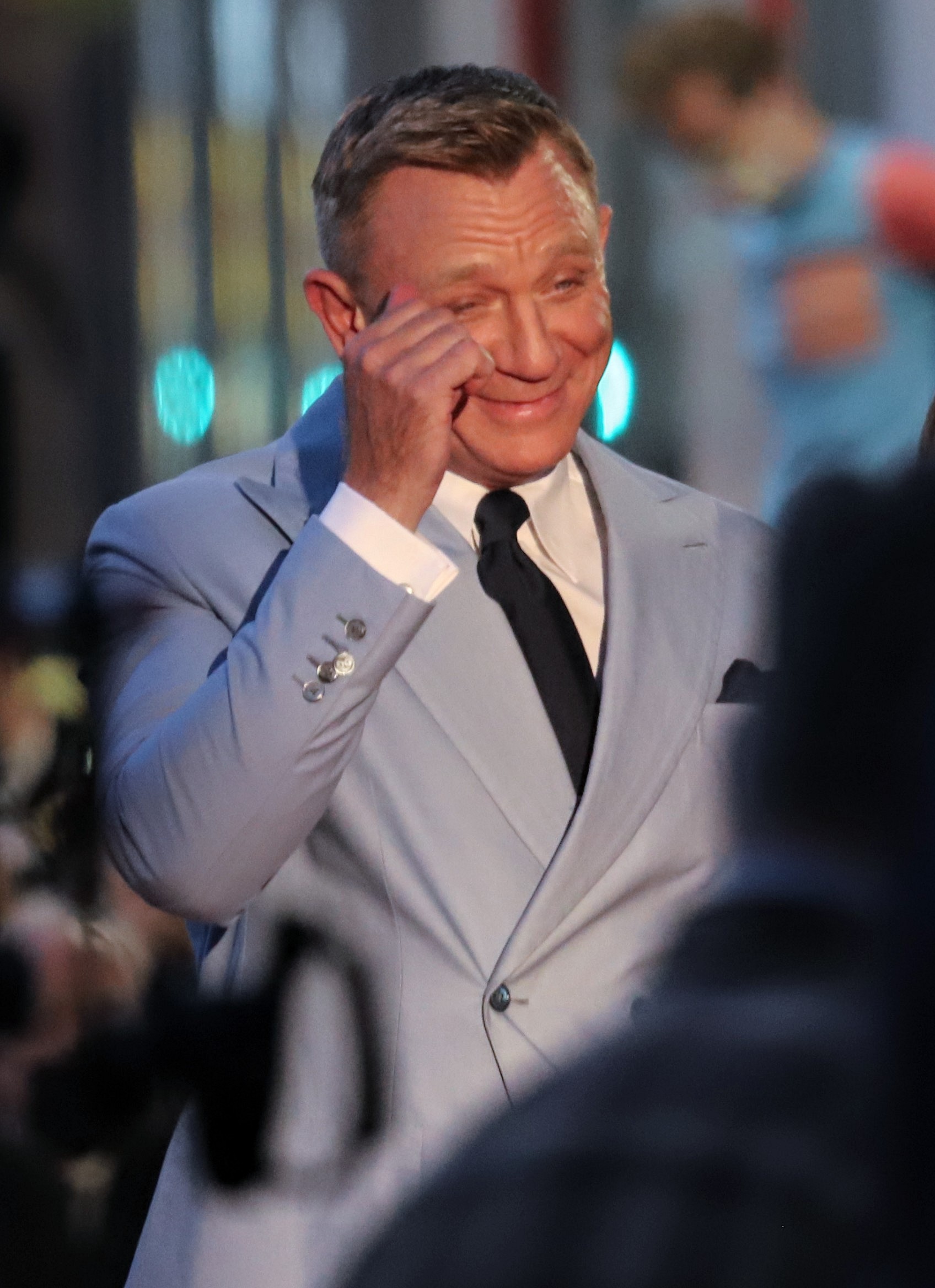 New 007 apos s Daniel Craig draws a huge Hollywood crowd as he receives his star in Wall of Fame ahead James Bond movie