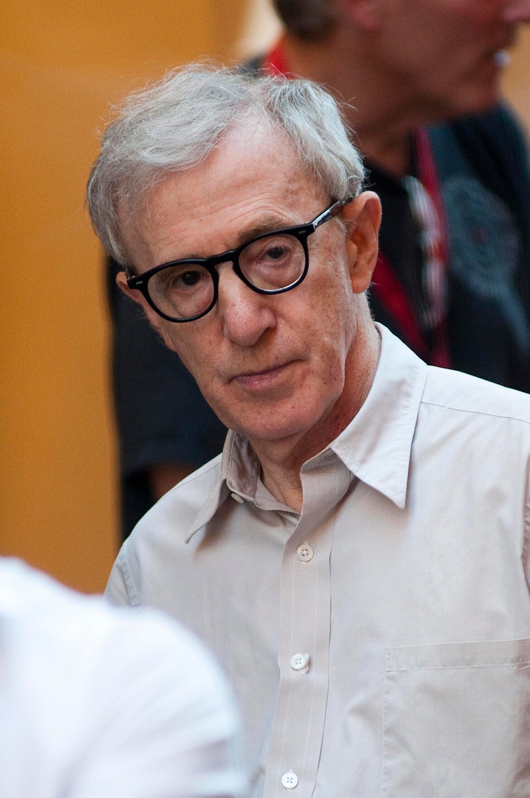 Alec Baldwin comes to Woody Allen apos s defense on Twitter against rape allegations