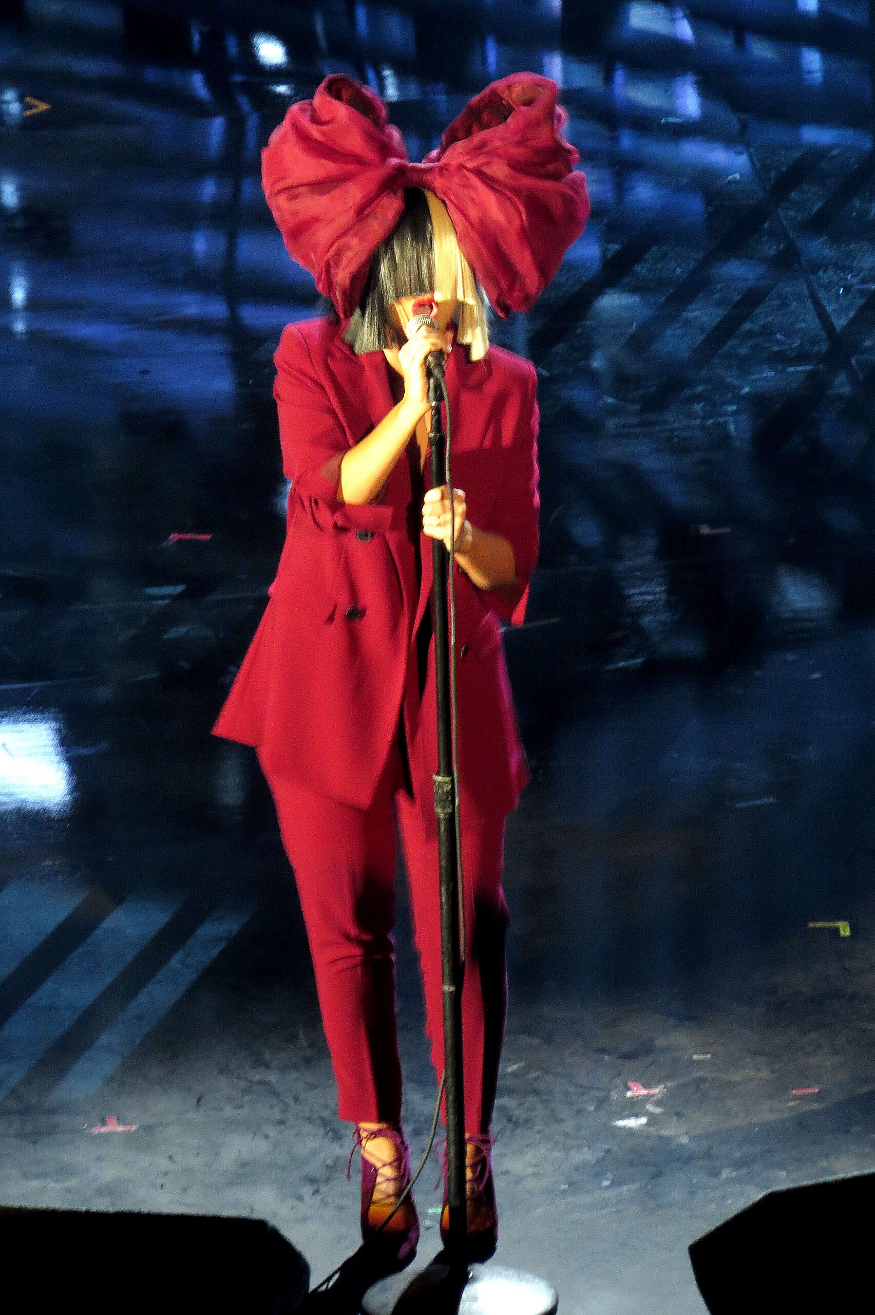 Sia looks like a christmas present as she performs at apos Shining a Light apos concert in LA