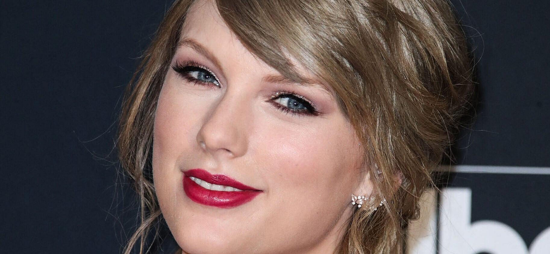 Taylor Swift wearing a Versace dress at the 2018 Billboard Music Awards