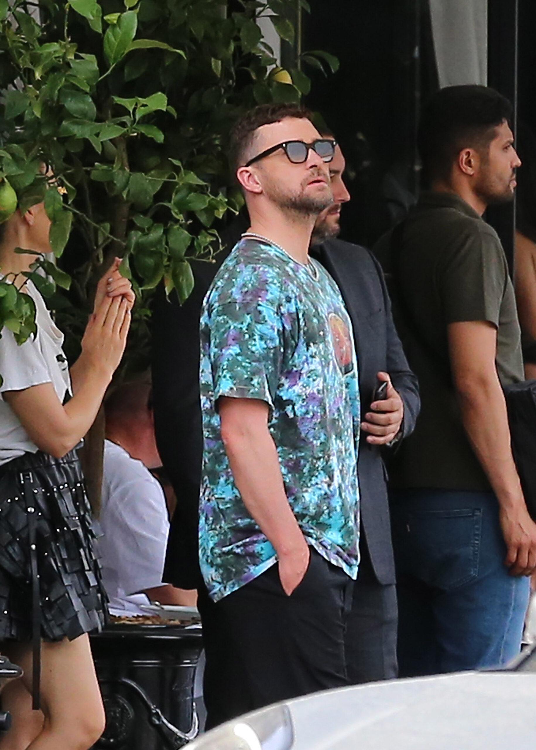 Justin Timberlake and Jessica Biel went for a walk in Paris on the Alexandre III bridge