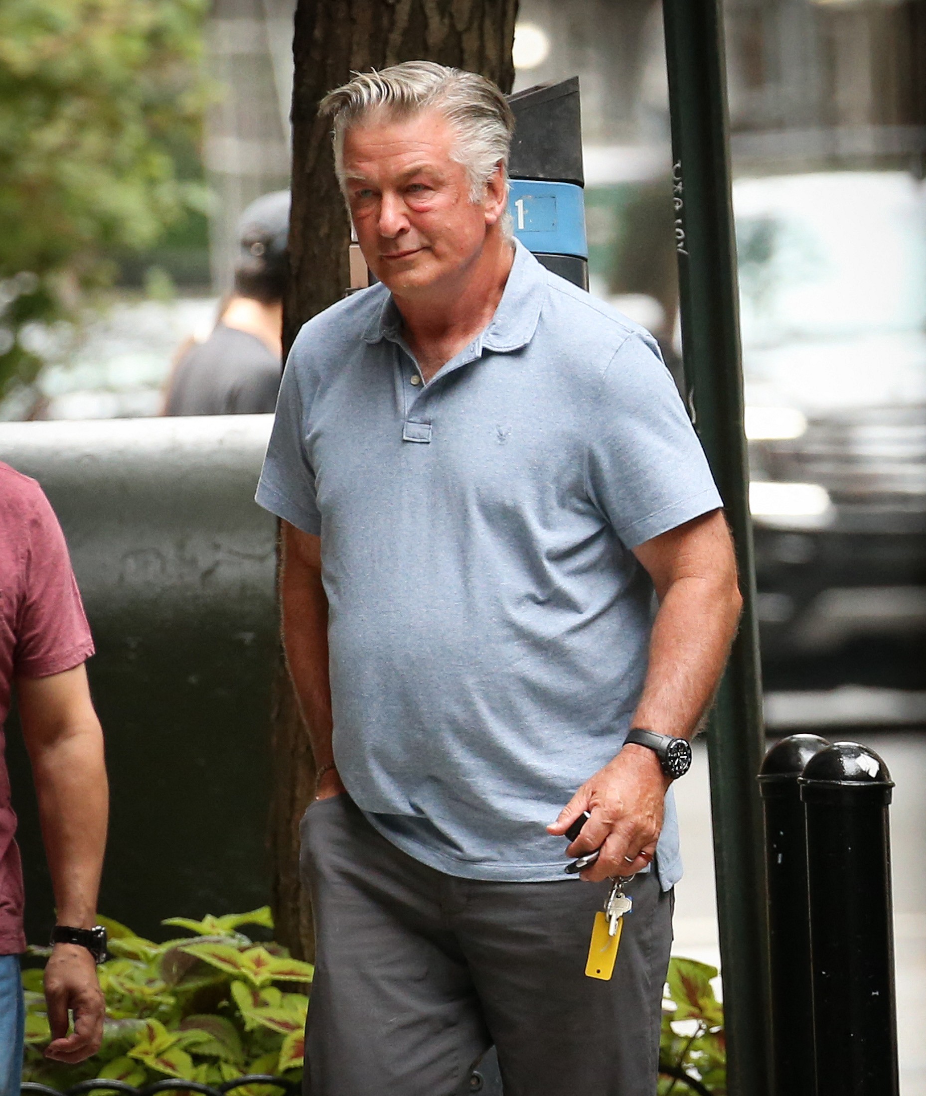 Alec and Hilaria Baldwin return to their NYC home with all their Children and luggage in their two car convoy of an Escalade and brand new Range Rover.