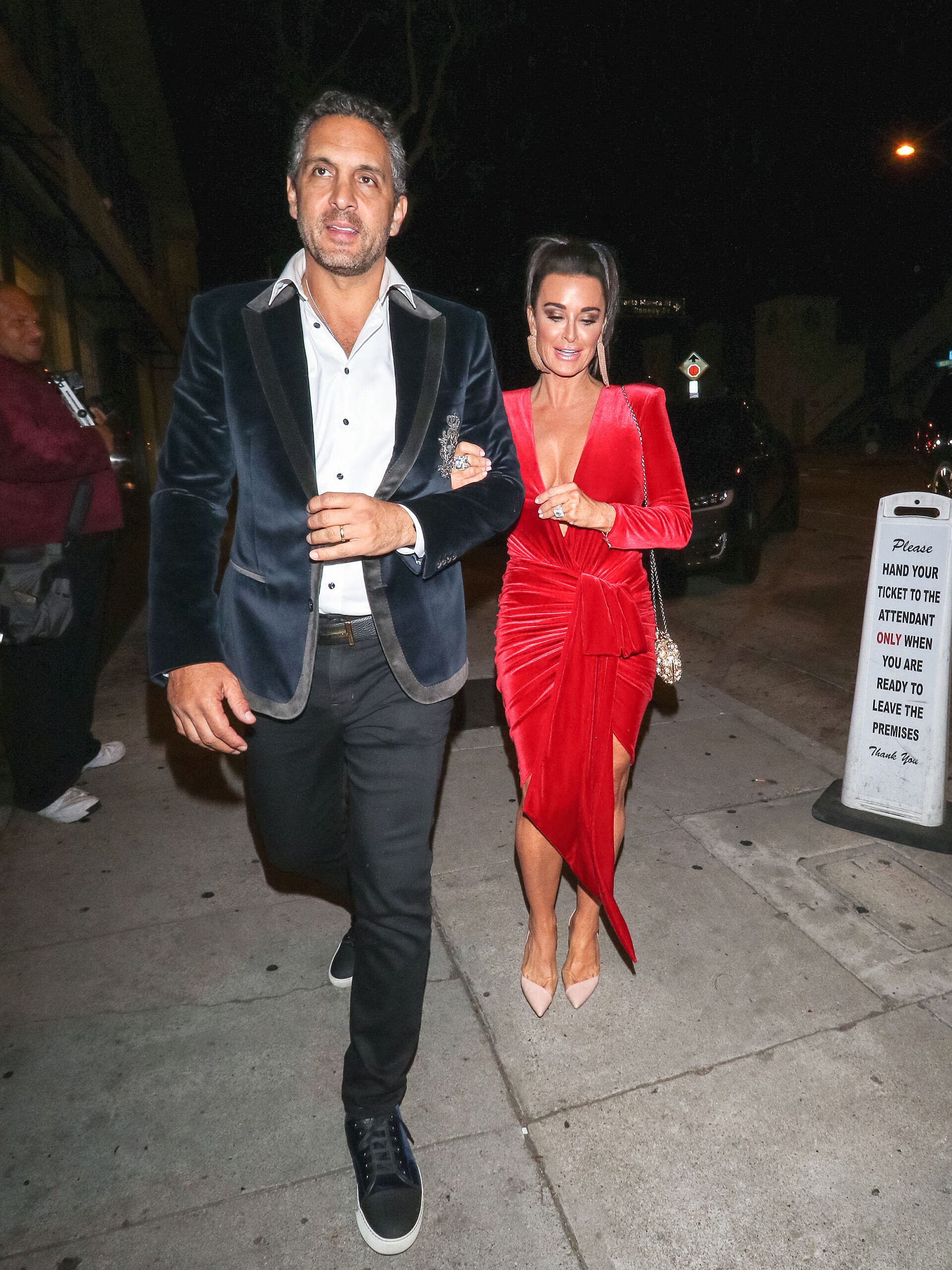 Kyle Richards outside Craig apos s Restaurant in West Hollywood