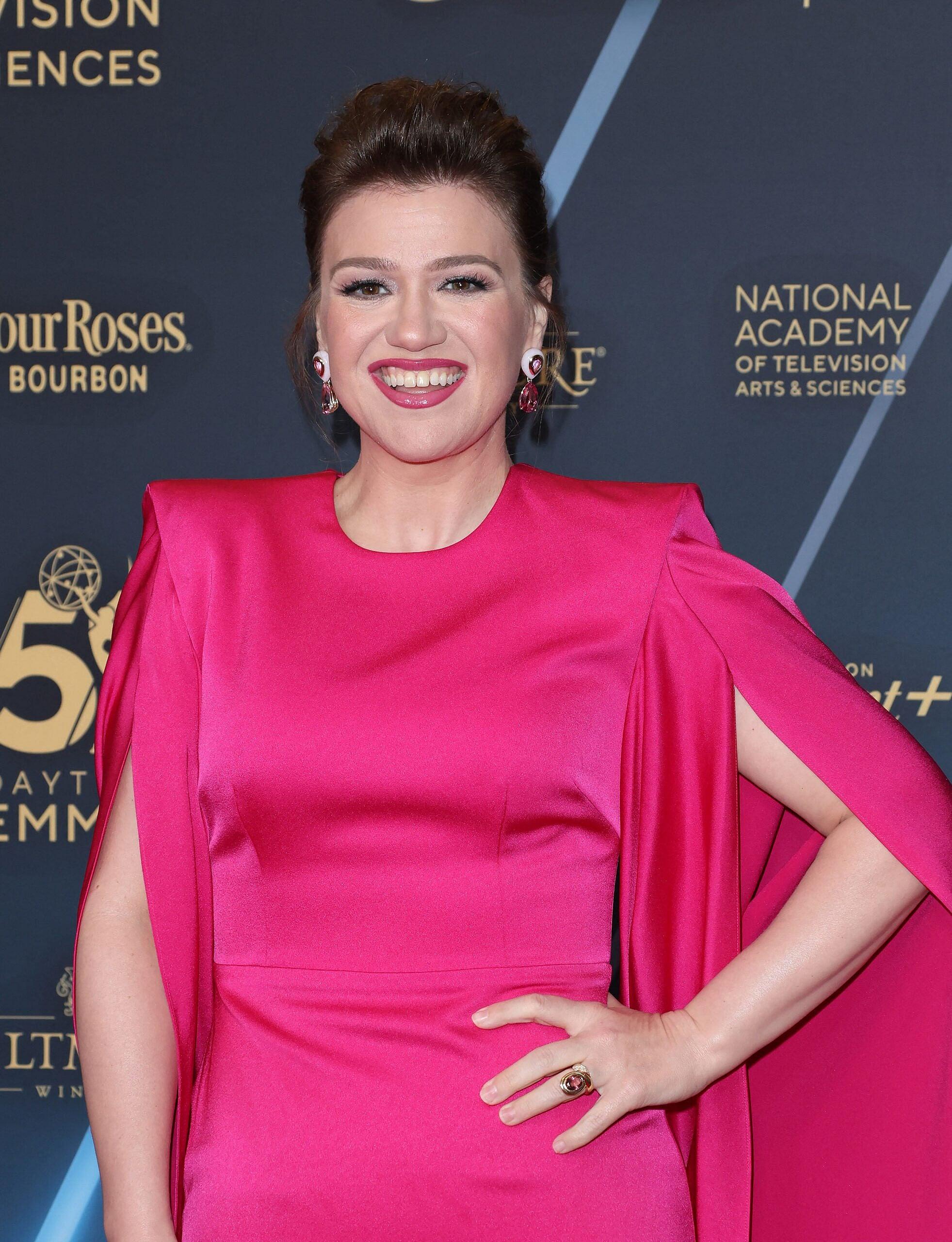 Kelly Clarkson asiste a la 51ª edición de los premios Emmy diurnos