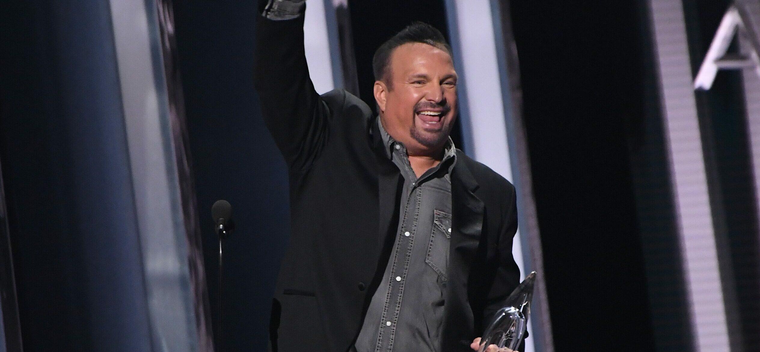 Garth Brooks wins Entertainer of the Year