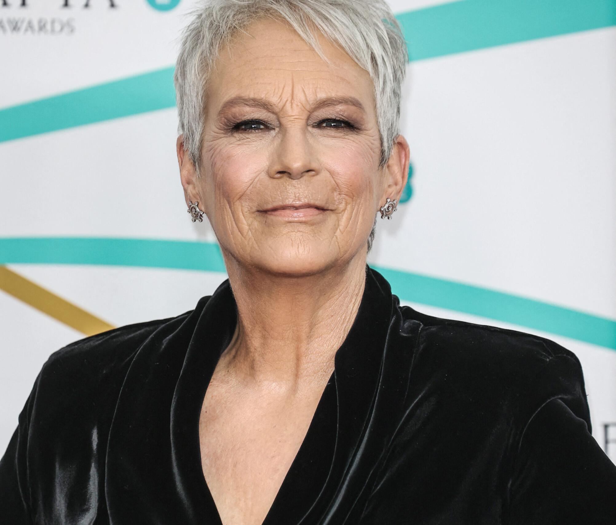 Jamie Lee Curtis on the red carpet of Oscars 2024