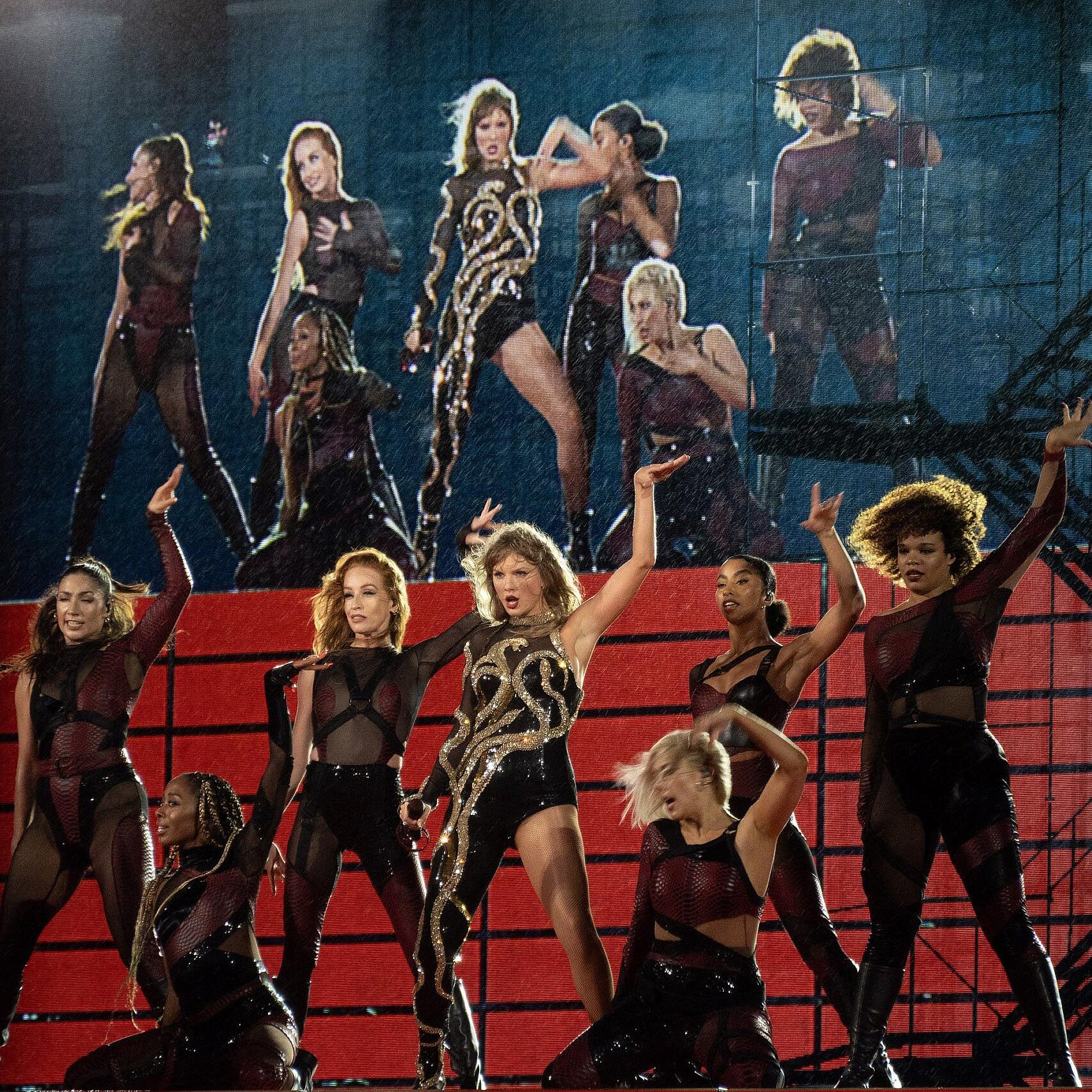 Taylor Swift Rizing Taylor Swift Fans Turn On Her Amid Rising Controversy