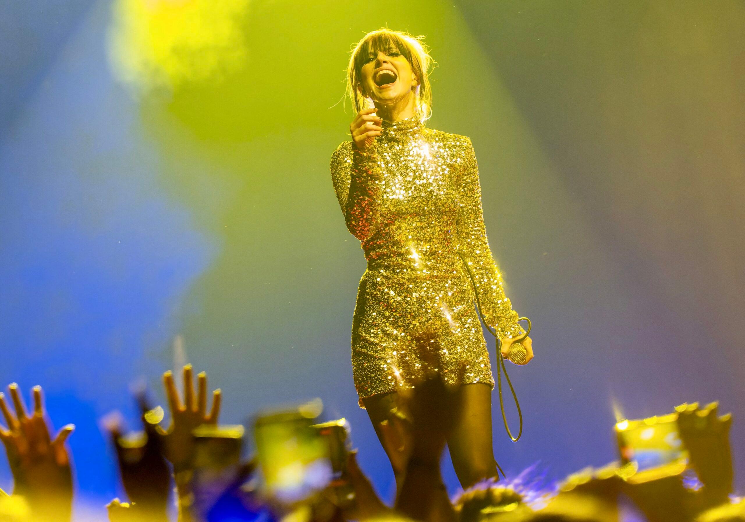 Paramore, fronted by Hayley Williams, dazzle a packed, sold out London crowd at the O2. 20 Apr 2023 Pictured: Paramore fronted by Hayley Williams dazzling sold out London O2 gig