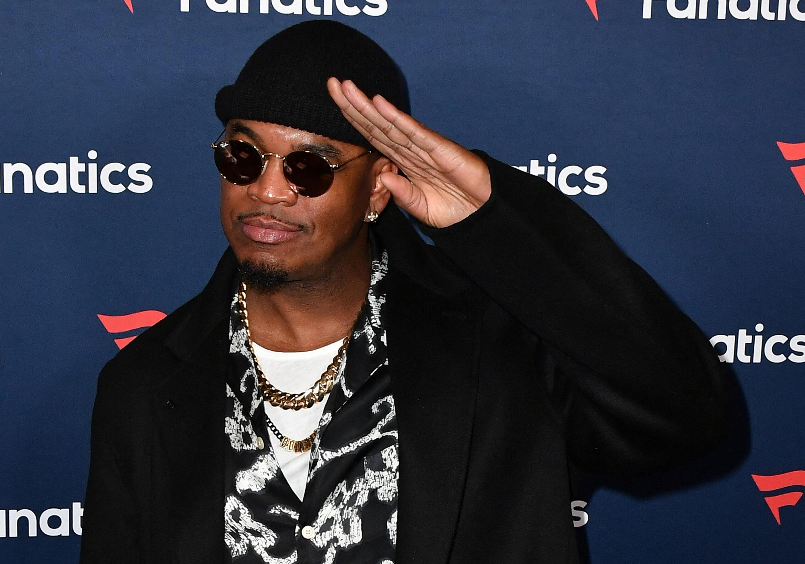 Ne-Yo posing in black on the red carpet.