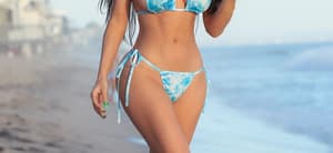 Brazilian model Claudia Alende shows off her curves in blue bikni in Malibu, California. The model and actress was all smiles as she enjoyed a day at the beach in the hot sun with some friends. 25 Oct 2022 Pictured: Claudia Alende. Photo credit: MEGA TheMegaAgency.com +1 888 505 6342 (Mega Agency TagID: MEGA911122_002.jpg) [Photo via Mega Agency]