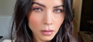 Jenna Dewan takes a selfie.