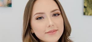 Hailie Jade smiling indoors
