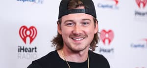 Morgan Wallen wearing a backwards hat