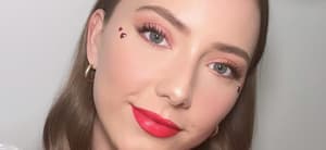 Hailie Jade poses close up