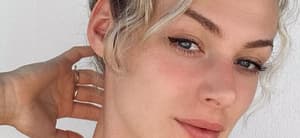 Lieke Klaver snaps a selfie.
