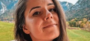 Alexandra Ianculescu snaps a selfie.