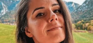 Alexandra Ianculescu snaps a selfe.