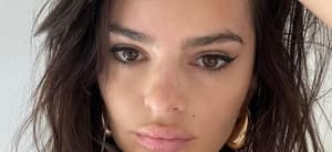Emily Ratajkowski selfie