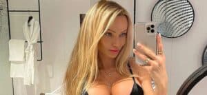 Abby Dowse mirror selfie