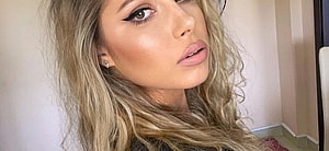 Andreea Dragoi taking a selfie.