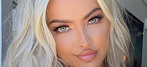 Lindsey Pelas close up