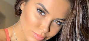 Rachel Bush snaps a selfie.