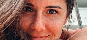 Alexandra Ianculescu snaps a selfie.