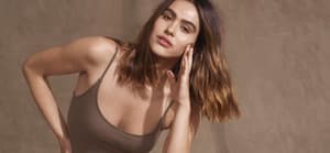 Amelia Hamlin shows off curves for Banana Republic