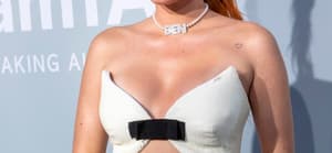 Bella Thorne smiling.