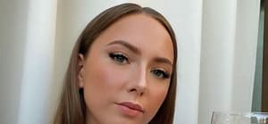Hailie Jade taking a selfie.