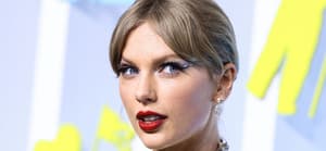 Taylor Swift wearing an Oscar de la Renta dress, Christian Louboutin shoes, and Lorraine Schwartz jewelry arrives at the 2022 MTV Video Music Awards