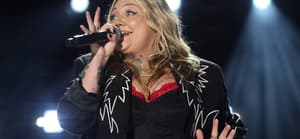 Elle King Butchers Dolly Parton Song As She Performed Drunk [VIDEO]