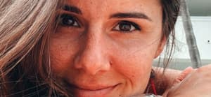 Alexandra Ianculescu snaps a selfie.